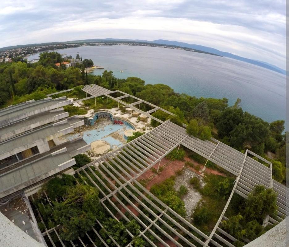 Haludovo Virtual Ruin Hotel Bungaloos Apartments And Camping, International Cooperation And Assistance For Rebirth Baracska Exterior foto
